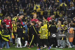Javier Burgos, árbitro central. Leonardo Fernández, de Peñarol. Torneo Clausura. Estadio Campeón del Siglo.