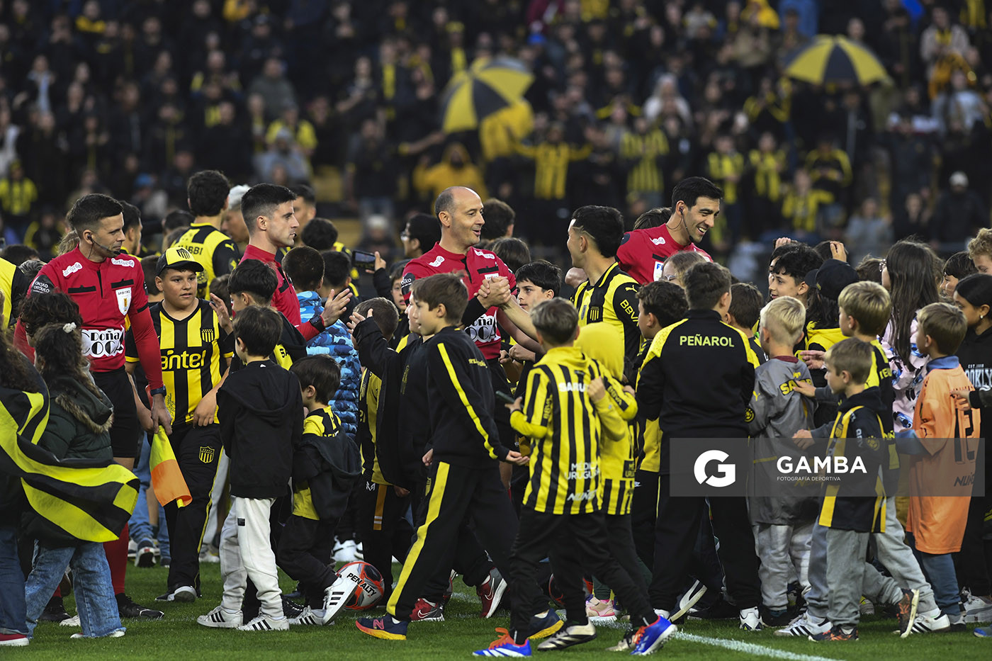 Javier Burgos, árbitro central. Leonardo Fernández, de Peñarol. Torneo Clausura. Estadio Campeón del Siglo.