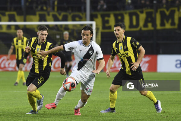Ignacio Pintos, de Danubio, Torneo Clausura. Estadio Campeón del Siglo.