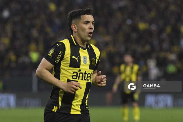 Leonardo Fernández, de Peñarol, Torneo Clausura. Estadio Campeón del Siglo.