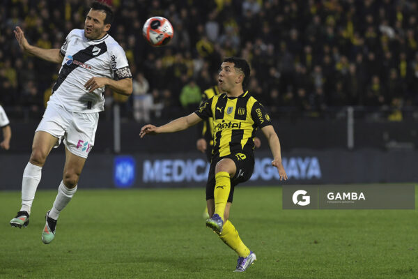 Camilo Mayada, de Danubio. Leonardo Fernández, de Peñarol. Torneo Clausura. Estadio Campeón del Siglo.