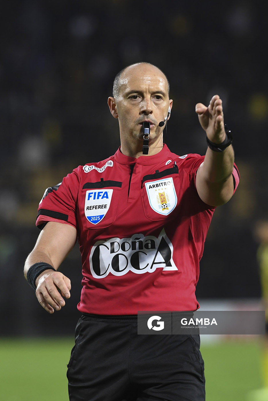 Javier Burgos, árbitro central, Torneo Clausura. Estadio Campeón del Siglo.