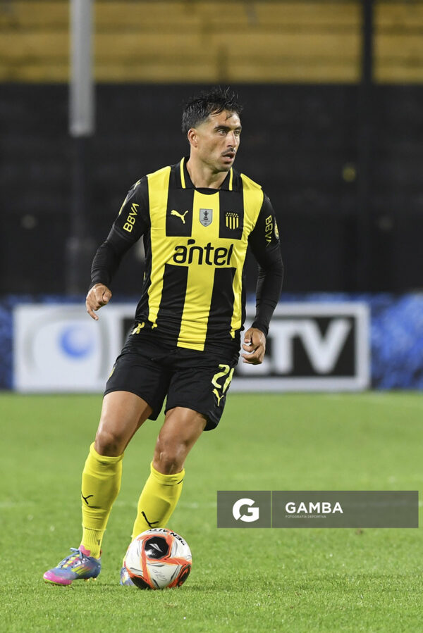 Jaime Báez, de Peñarol, Torneo Clausura. Estadio Campeón del Siglo.