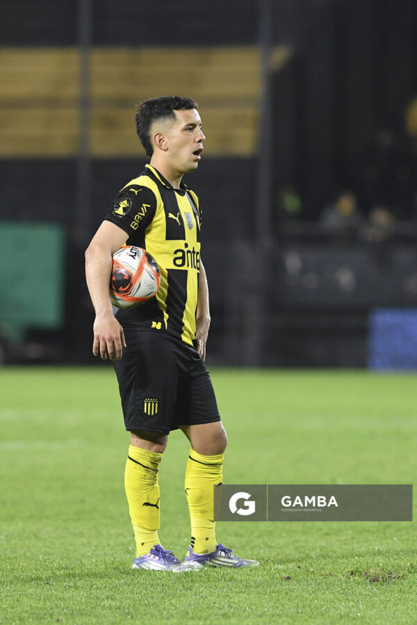 Leonardo Fernández, de Peñarol, Torneo Clausura. Estadio Campeón del Siglo.