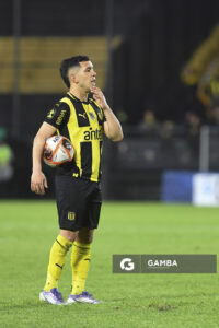 Leonardo Fernández, de Peñarol, Torneo Clausura. Estadio Campeón del Siglo.
