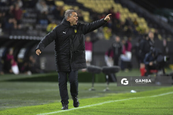 Diego Aguirre, director técnico de Peñarol, Torneo Clausura. Estadio Campeón del Siglo.