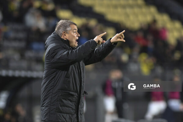 Diego Aguirre, director técnico de Peñarol, Torneo Clausura. Estadio Campeón del Siglo.