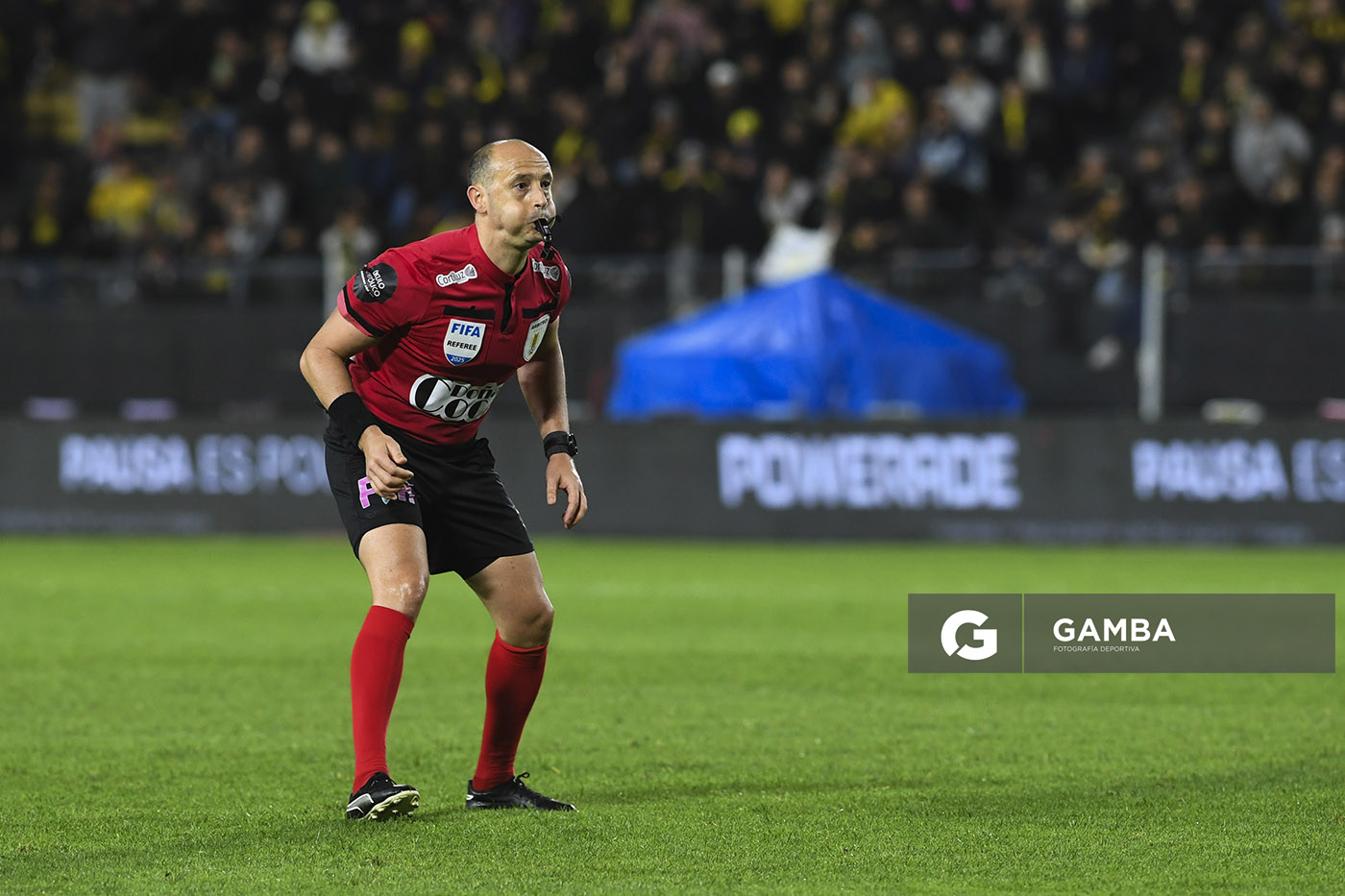 Javier Burgos, árbitro central, Torneo Clausura. Estadio Campeón del Siglo.