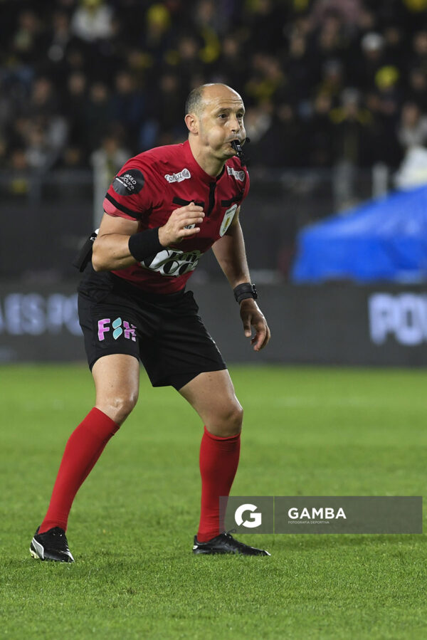 Javier Burgos, árbitro central, Torneo Clausura. Estadio Campeón del Siglo.