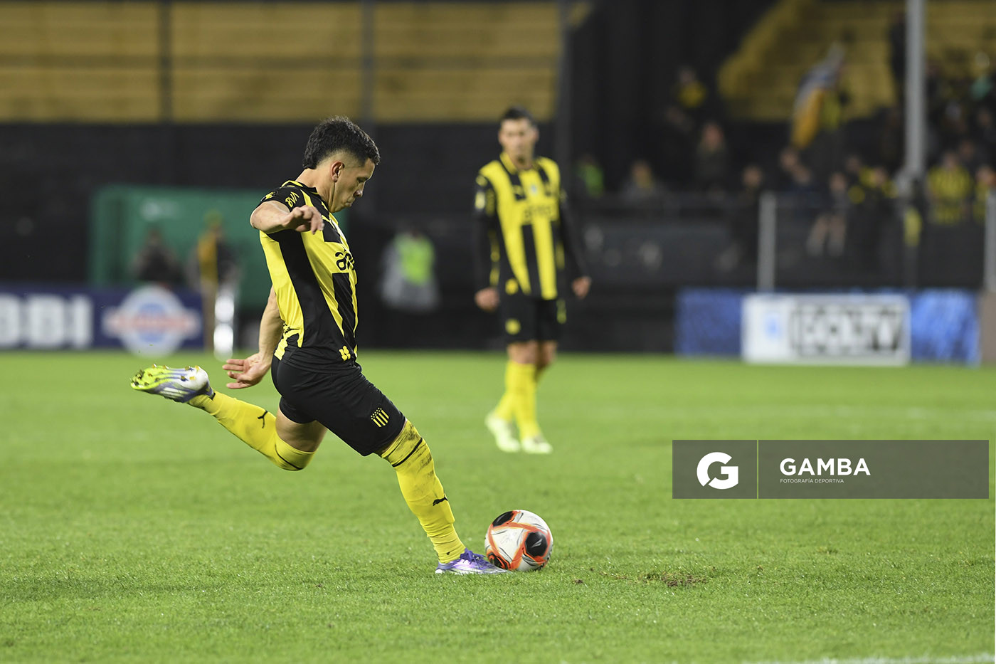 Leonardo Fernández, de Peñarol, Torneo Clausura. Estadio Campeón del Siglo.