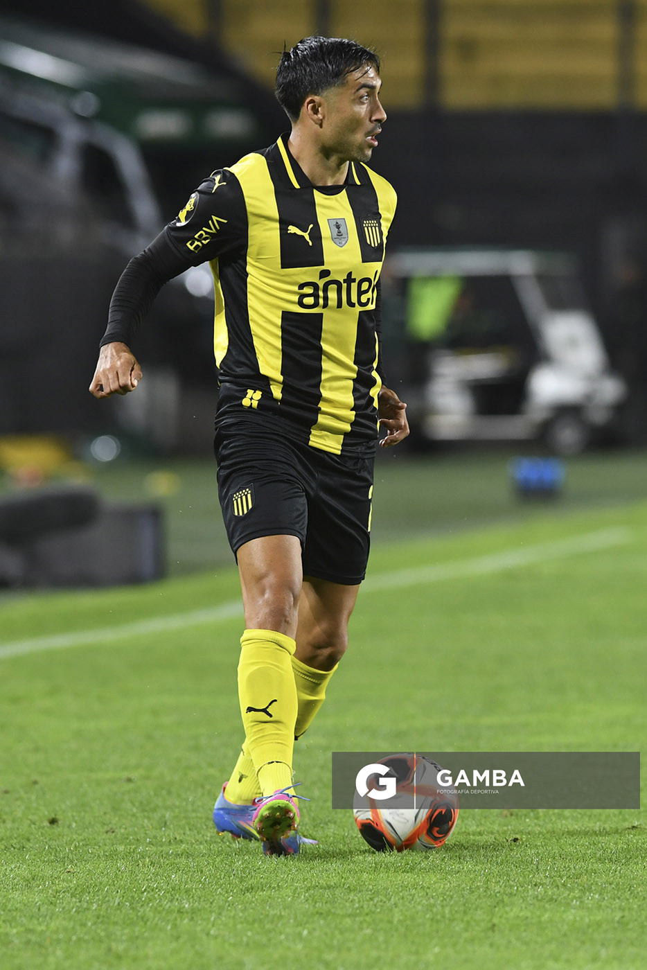Jaime Báez, de Peñarol, Torneo Clausura. Estadio Campeón del Siglo.