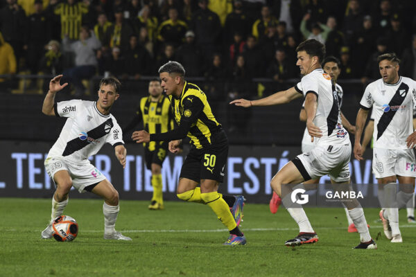 Diego García, de Peñarol, Torneo Clausura. Estadio Campeón del Siglo.