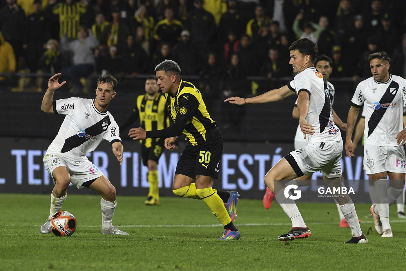 Diego García, de Peñarol, Torneo Clausura. Estadio Campeón del Siglo.