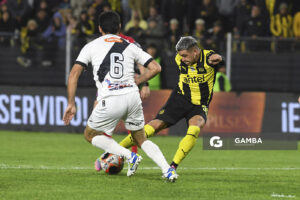 Diego García, de Peñarol, Torneo Clausura. Estadio Campeón del Siglo.