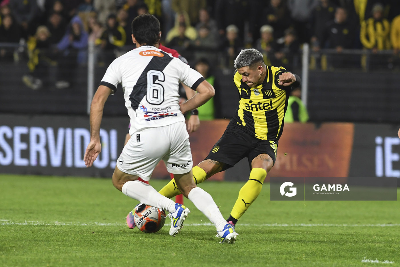 Diego García, de Peñarol, Torneo Clausura. Estadio Campeón del Siglo.