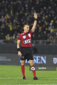 Javier Burgos, árbitro central, Torneo Clausura. Estadio Campeón del Siglo.