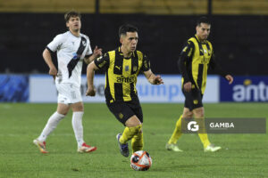 Leonardo Fernández, de Peñarol, Torneo Clausura. Estadio Campeón del Siglo.