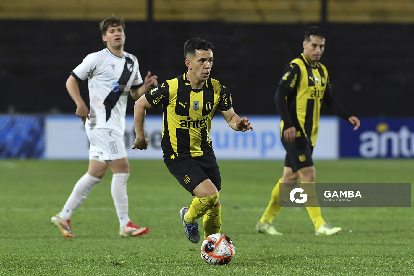 Leonardo Fernández, de Peñarol, Torneo Clausura. Estadio Campeón del Siglo.
