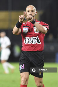 Javier Burgos, árbitro central, Torneo Clausura. Estadio Campeón del Siglo.