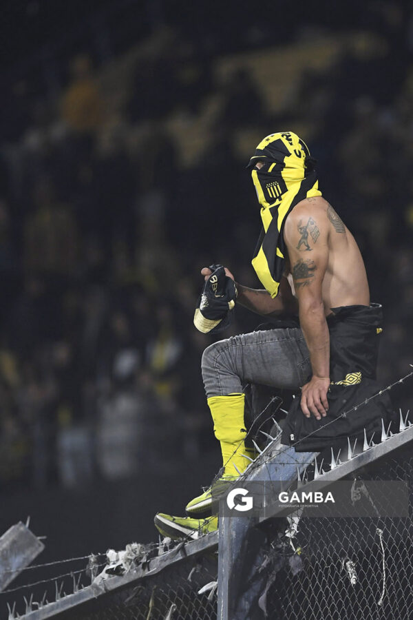 Hinchas de Peñarol, Torneo Clausura. Estadio Campeón del Siglo.