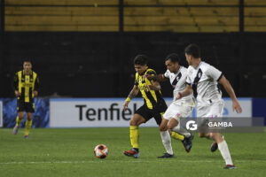 Matías Arezo, de Peñarol, Torneo Clausura. Estadio Campeón del Siglo.