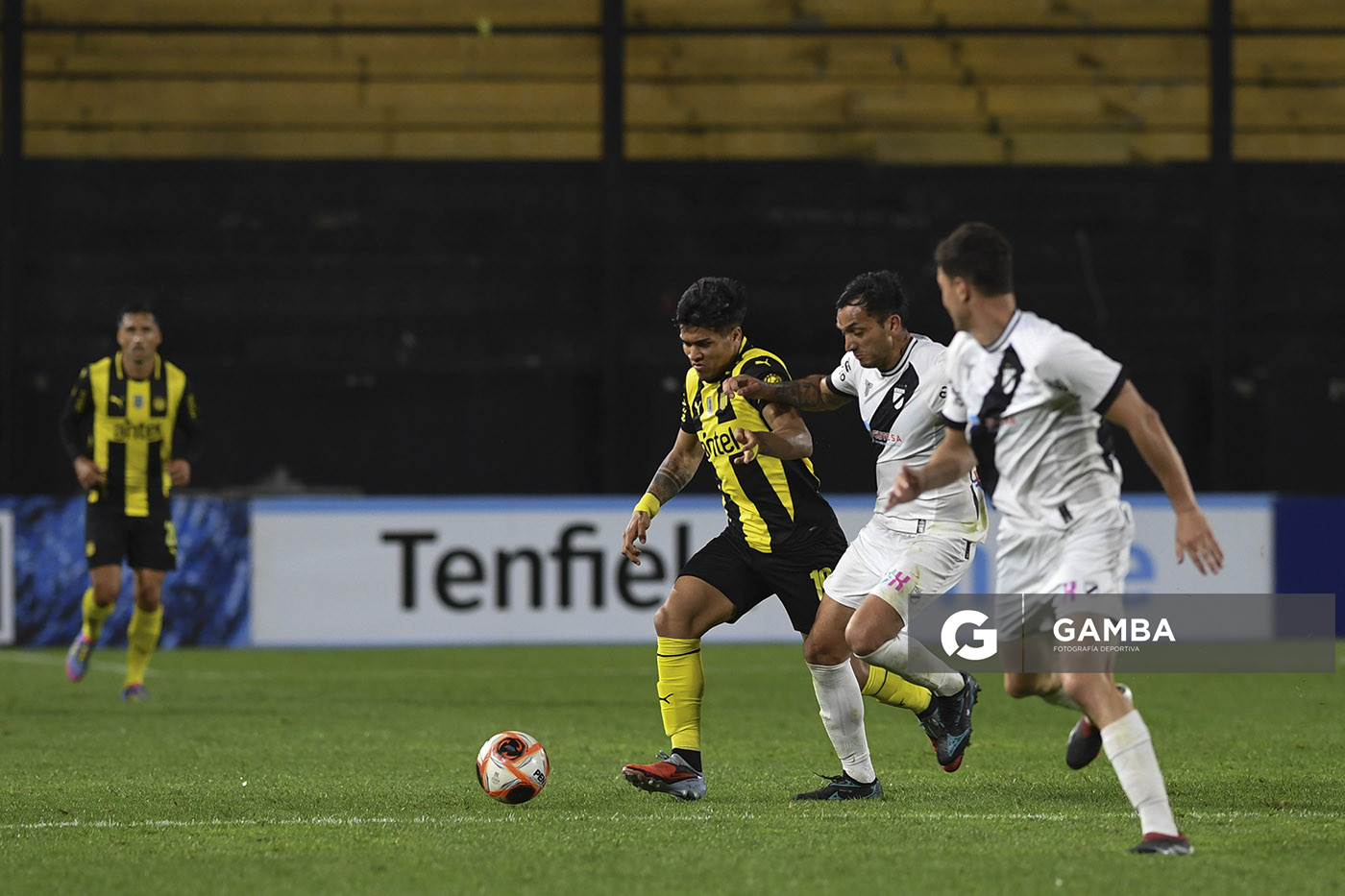 Matías Arezo, de Peñarol, Torneo Clausura. Estadio Campeón del Siglo.