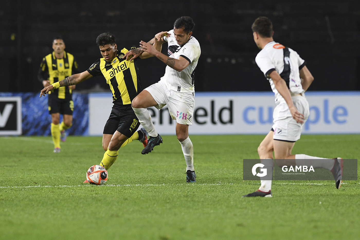 Matías Arezo, de Peñarol, Torneo Clausura. Estadio Campeón del Siglo.