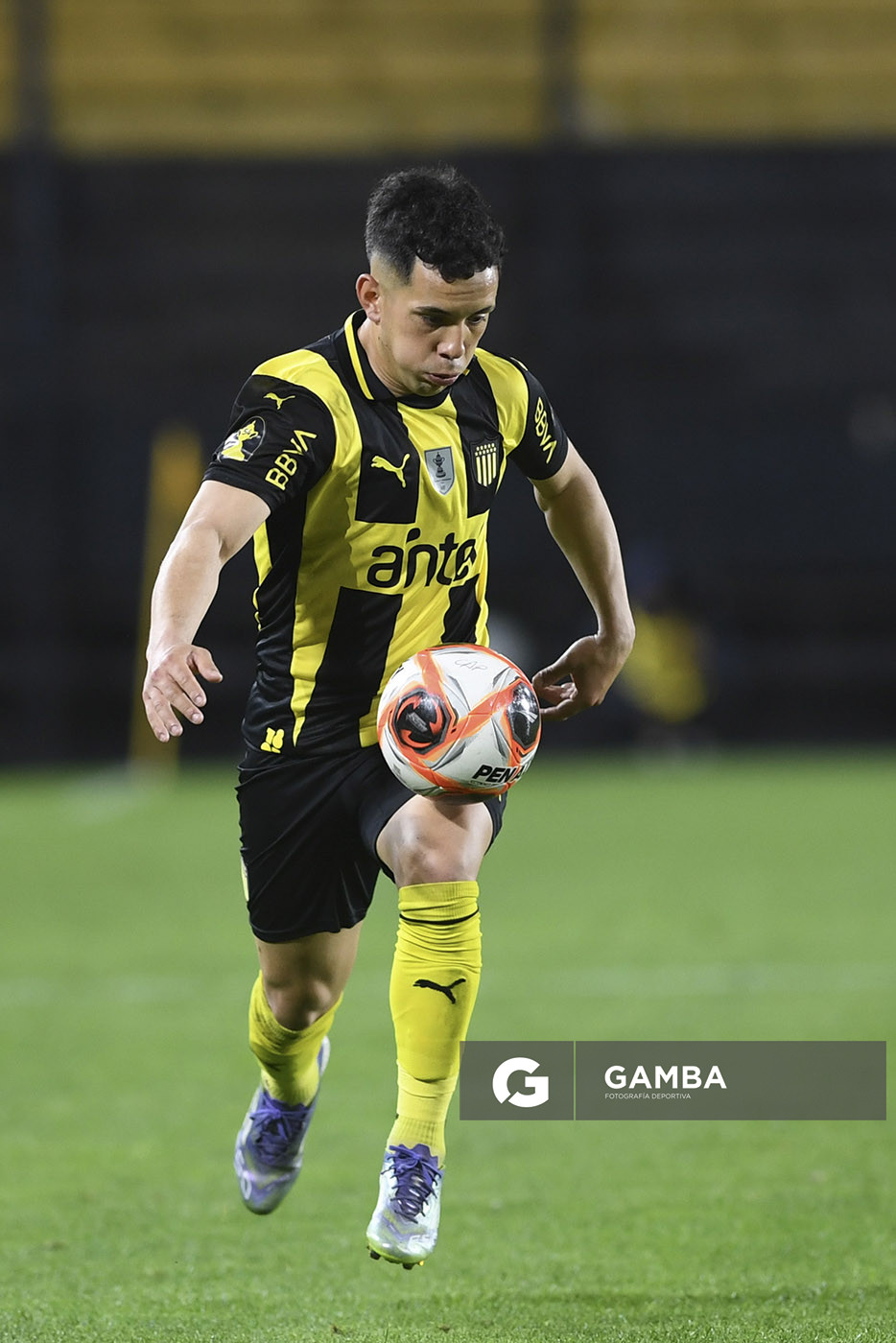 Leonardo Fernández, de Peñarol, Torneo Clausura. Estadio Campeón del Siglo.