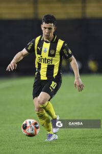 Leonardo Fernández, de Peñarol, Torneo Clausura. Estadio Campeón del Siglo.
