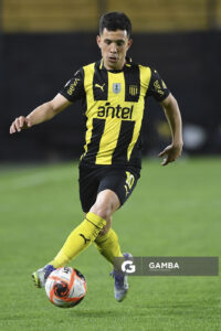Leonardo Fernández, de Peñarol, Torneo Clausura. Estadio Campeón del Siglo.