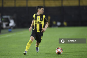 Leonardo Fernández, de Peñarol, Torneo Clausura. Estadio Campeón del Siglo.