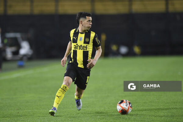 Leonardo Fernández, de Peñarol, Torneo Clausura. Estadio Campeón del Siglo.