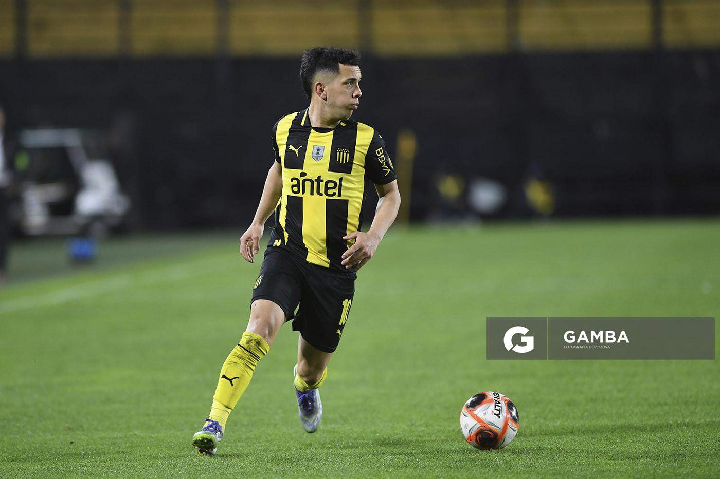 Leonardo Fernández, de Peñarol, Torneo Clausura. Estadio Campeón del Siglo.