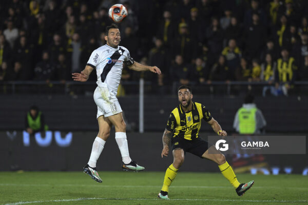 Camilo Mayada, de Danubio, Torneo Clausura. Estadio Campeón del Siglo.
