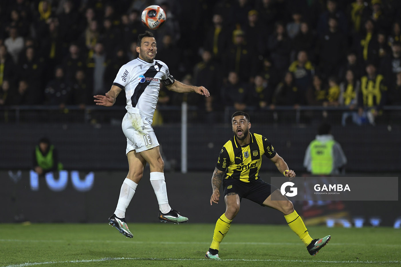 Camilo Mayada, de Danubio, Torneo Clausura. Estadio Campeón del Siglo.