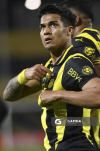 Matías Arezo, de Peñarol, Torneo Clausura. Estadio Campeón del Siglo.
