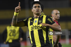 Matías Arezo, de Peñarol, Torneo Clausura. Estadio Campeón del Siglo.