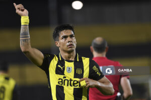 Matías Arezo, de Peñarol, Torneo Clausura. Estadio Campeón del Siglo.