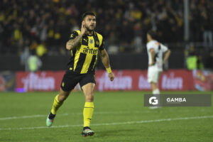 Héctor Villalba, de Peñarol, Torneo Clausura. Estadio Campeón del Siglo.
