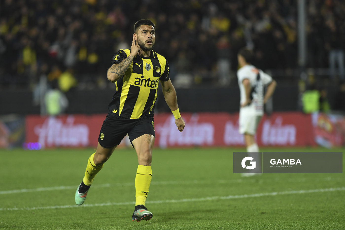 Héctor Villalba, de Peñarol, Torneo Clausura. Estadio Campeón del Siglo.