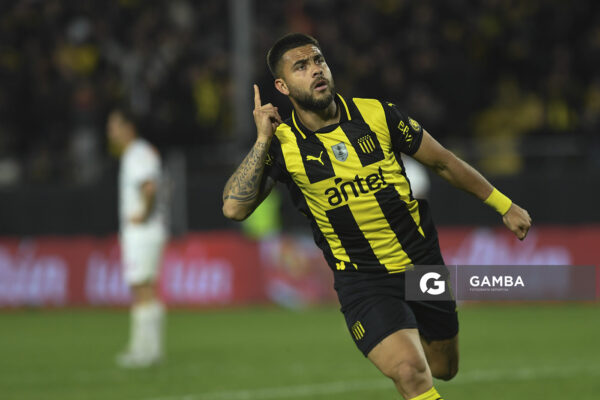 Héctor Villalba, de Peñarol, Torneo Clausura. Estadio Campeón del Siglo.