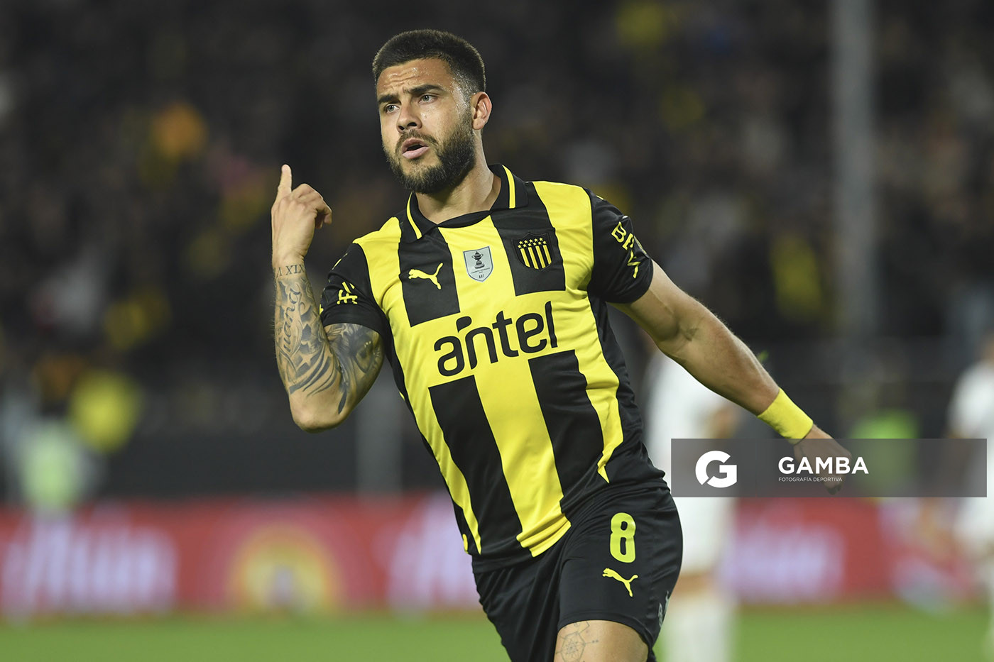 Héctor Villalba, de Peñarol, Torneo Clausura. Estadio Campeón del Siglo.