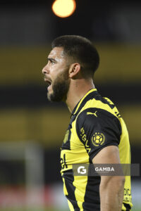 Héctor Villalba, de Peñarol, Torneo Clausura. Estadio Campeón del Siglo.