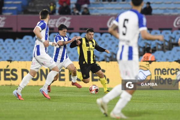 Eric Remedi, de Peñarol, Torneo Clausura. Estadio Centenario.