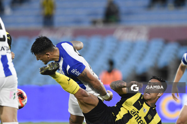 Mauro Brasil, de Cerro Largo, Torneo Clausura. Estadio Centenario.