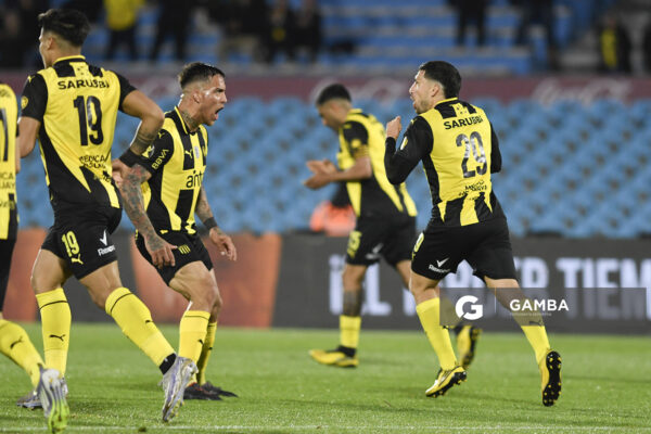 Eric Remedi, de Peñarol, Torneo Clausura. Estadio Centenario.