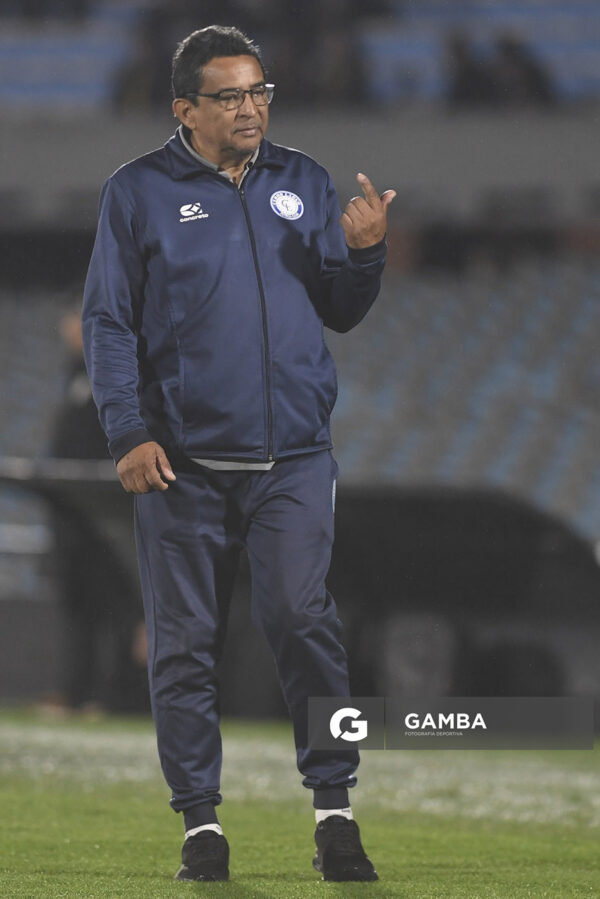 Danielo Núñez, director técnico de Cerro Largo, Torneo Clausura. Estadio Centenario.
