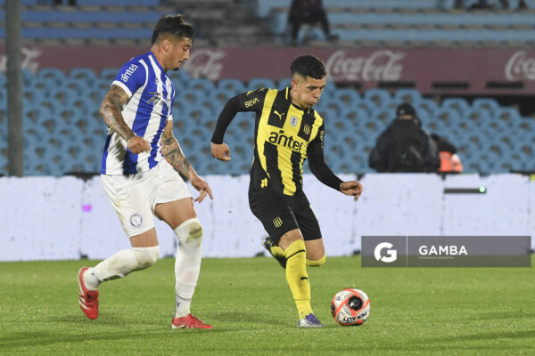 Leonardo Fernández, de Peñarol, Torneo Clausura. Estadio Centenario.