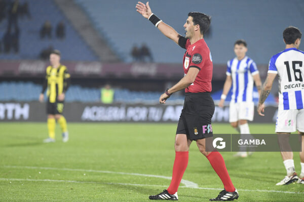 Leodán González, árbitro central, Torneo Clausura. Estadio Centenario.