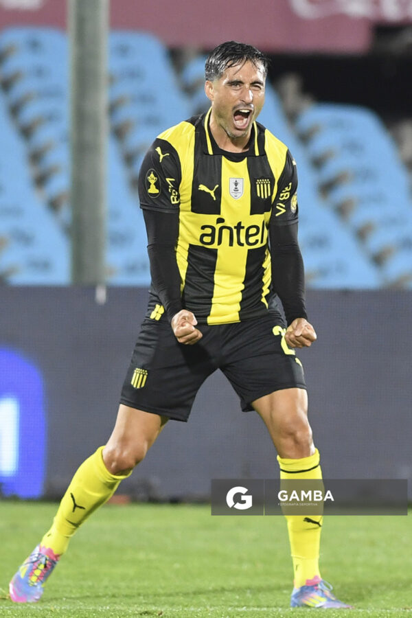 Jaime Báez, de Peñarol, Torneo Clausura. Estadio Centenario.